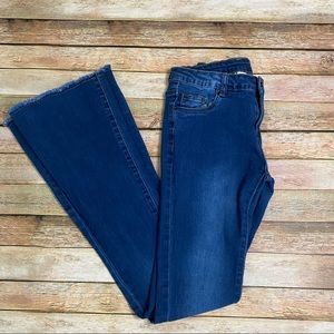 Stretchy jeans with flared distressed hem